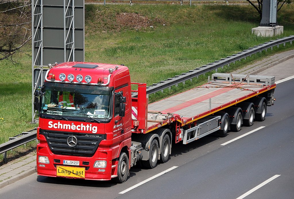 MB ACTROS 2655 V8 Zugmaschine der Fa. Schmechtig mit Flachauflieger, 04-05-11 Berliner Stadtautobahn H�he ICC.
