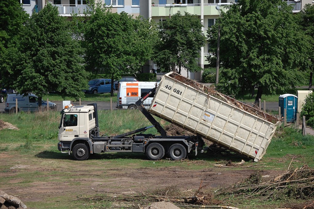 MB ACTROS 2848 Abrollkipper (Fa. DARE GMBH) nimmt gerade einen Abrollcontainer an den Haken, 11.05.12 Berlin-Pankow. 