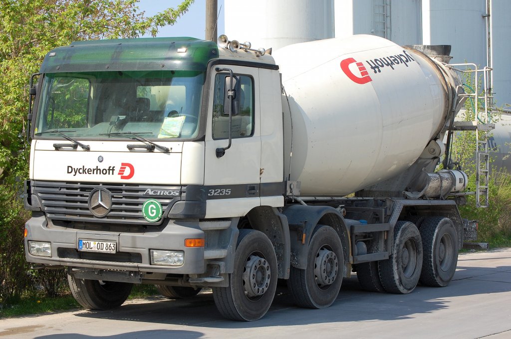 MB ACTROS 3235 der Fa. Dyckerhoff, Zementwerk Berlin Greifswalder Str. Fr�hling 2008. 