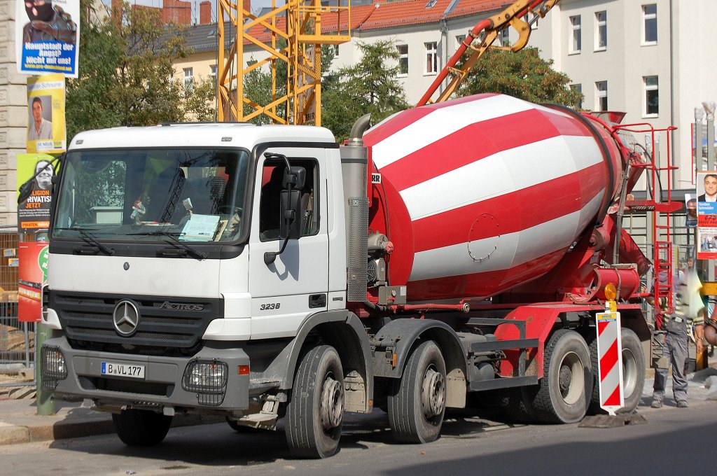 MB ACTROS 3238 Betonmischfahrzeug mit LIEBHERR Betontrommel, 31.08.11 Berlin-Pankow.