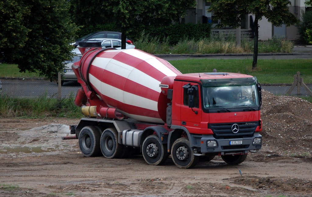 MB ACTROS 3241 Betonmischfahrzeug, 25.06.12 Berlin-Pankow.