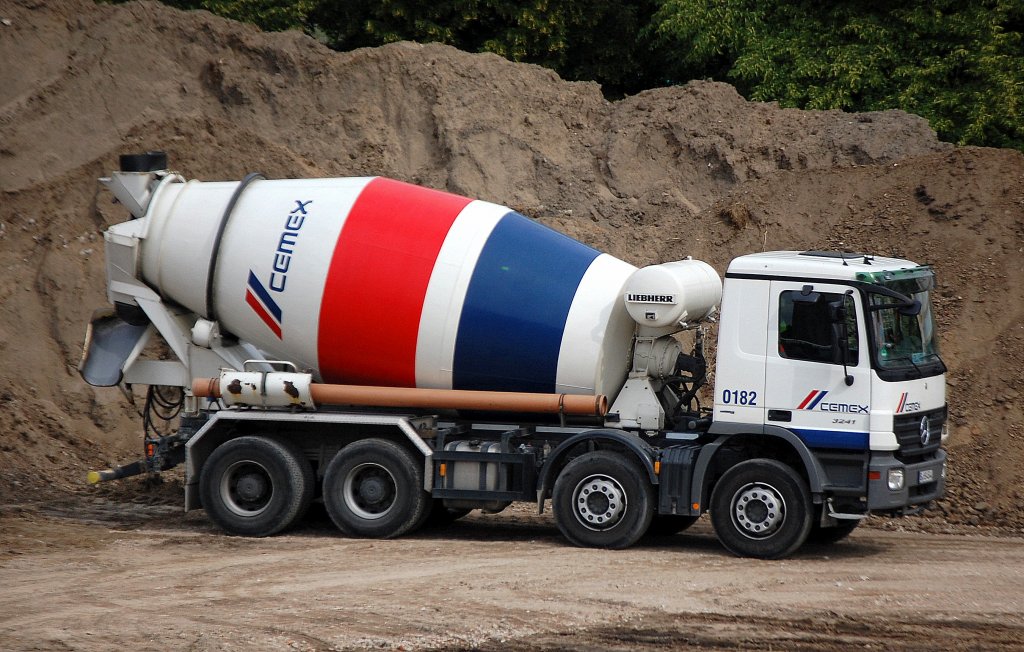 MB ACTROS 3241 Betonmischfahrzeug der Fa. CEMEX, 06.06.12 Berlin-Pankow. 