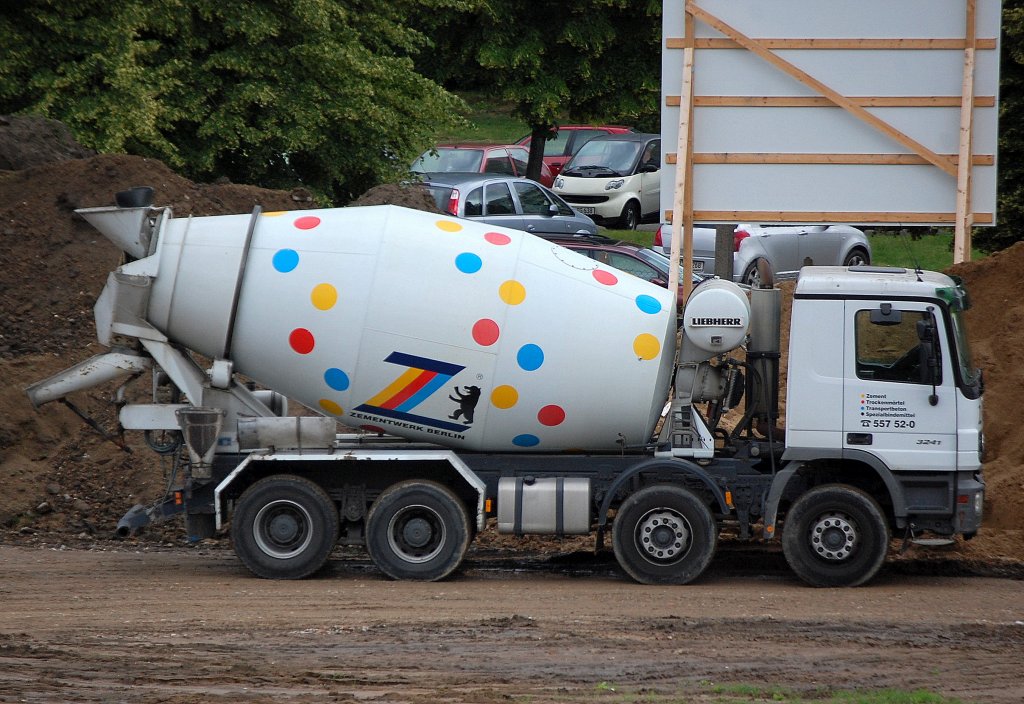 MB ACTROS 3241 Betonmischfahrzeug vom ZEMENTWERK BERLIN, 25.06.12 Berlin-Pankow. 