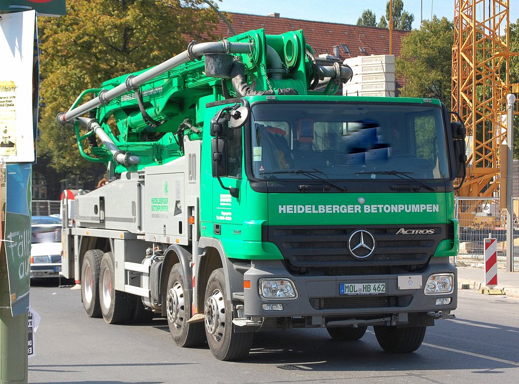 MB ACTROS 3241 mit Betonpumpe der Fa. HEIDELBERGER BTONPUMPEN, 03.09.11 Berlin-Pankow. 