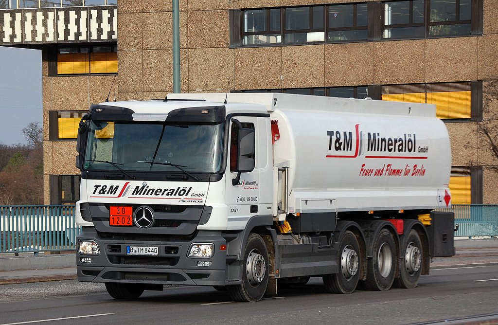MB ACTROS 3241 Tanklaster der Fa. T&M Mineral�l GmbH (Dieselkraftstoffbef�llung), 05.02.13 Berlin-Putlitzbr�cke