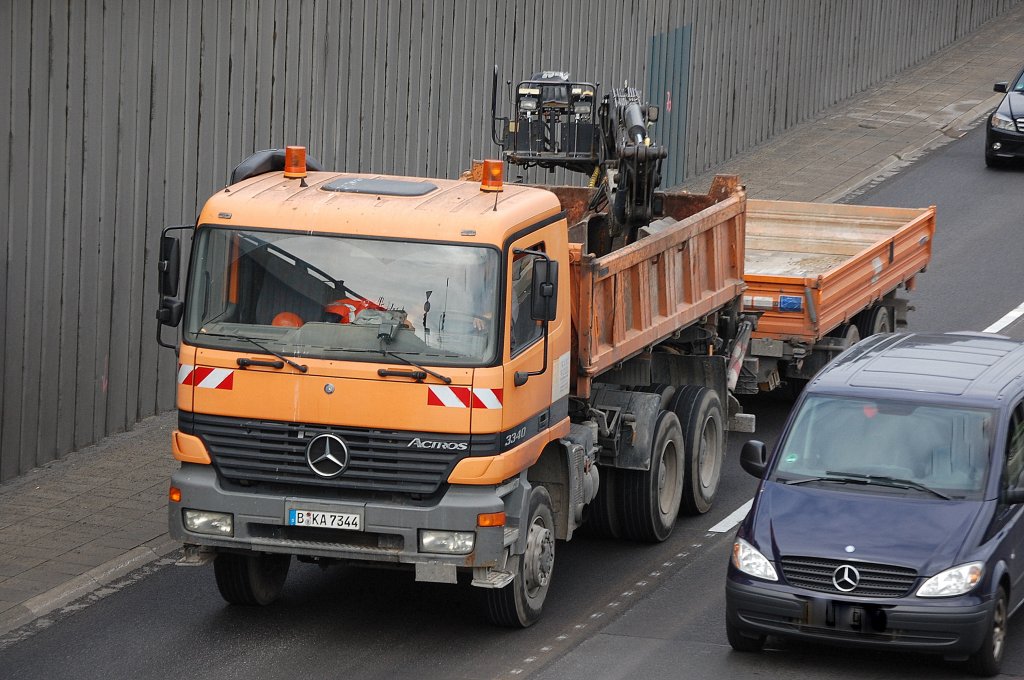 MB ACTROS 3340 Baukipper mit Hydraulikgreifarm + kleiner H�nger, 08.09.10 Berliner Stadtautobahn H�he Knobelsdorffstr.