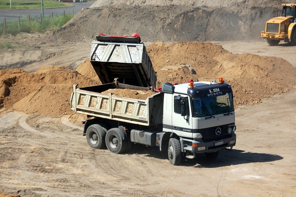 MB ACTROS 3340 Kipper + Kipph�nger der Fa. K-IHM l�dt Sand ab, 24.05.12 Berlin-Pankow. 