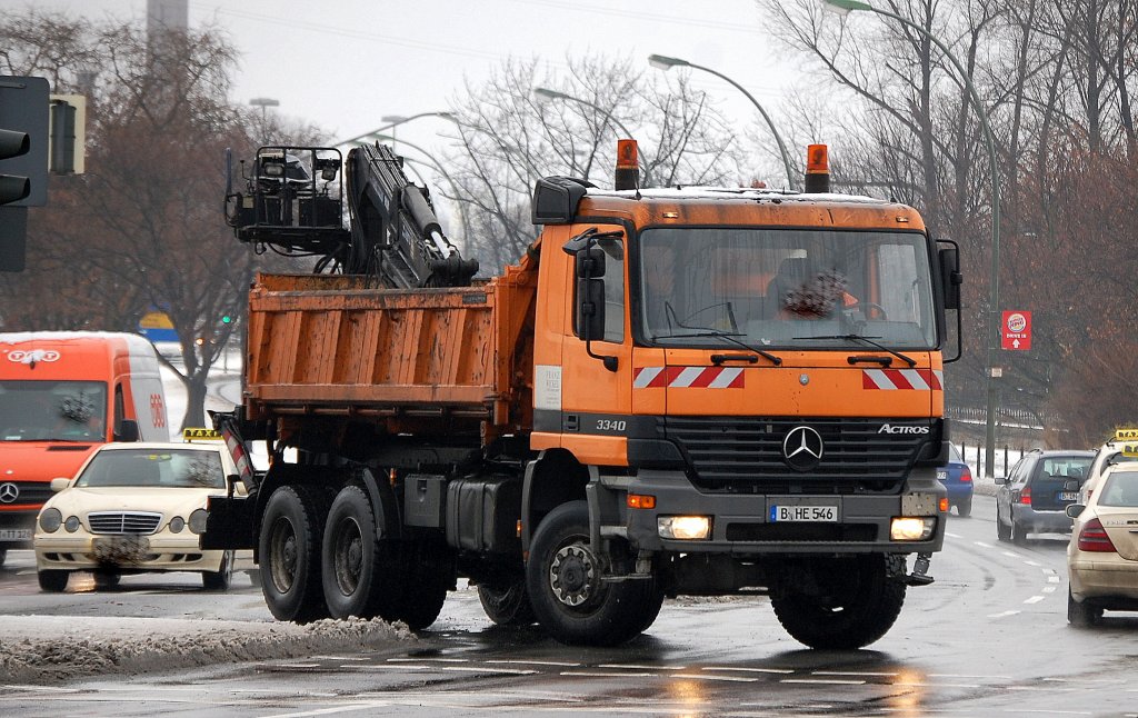 MB ACTROS 3340 Kipper (Selbstlader) Richtung Berliner Westhafen, 10.12.12 Berlin Beusselstr.