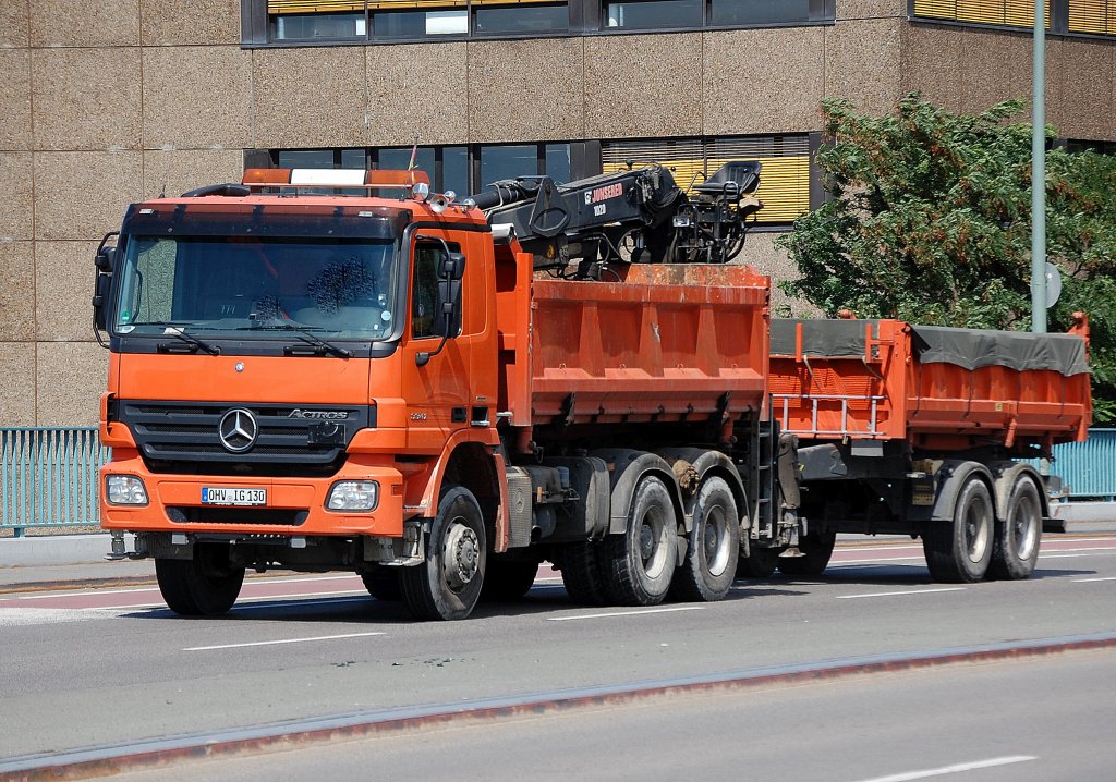 MB ACTROS 3347 Baukipper + H�nger, 09.08.11 Berlin-Putlitzbr�cke.