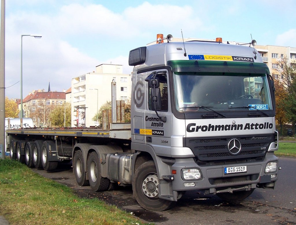 MB ACTROS 3354 V8 mit f�nfachsigen Flachauflieger f�r Kransegmente der Fa. Grohmann Attollo, Berlin-Pankow 2008.
