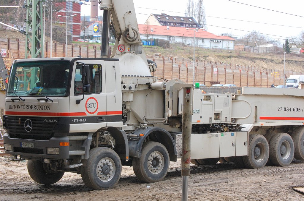 MB ACTROS 4148 der Firma BETONF�RDERUNION mit Betonlift und F�rderpumpe, 25.03.09 Berlin Gro�baustelle Neubau Spandauer Damm Br�cke. 