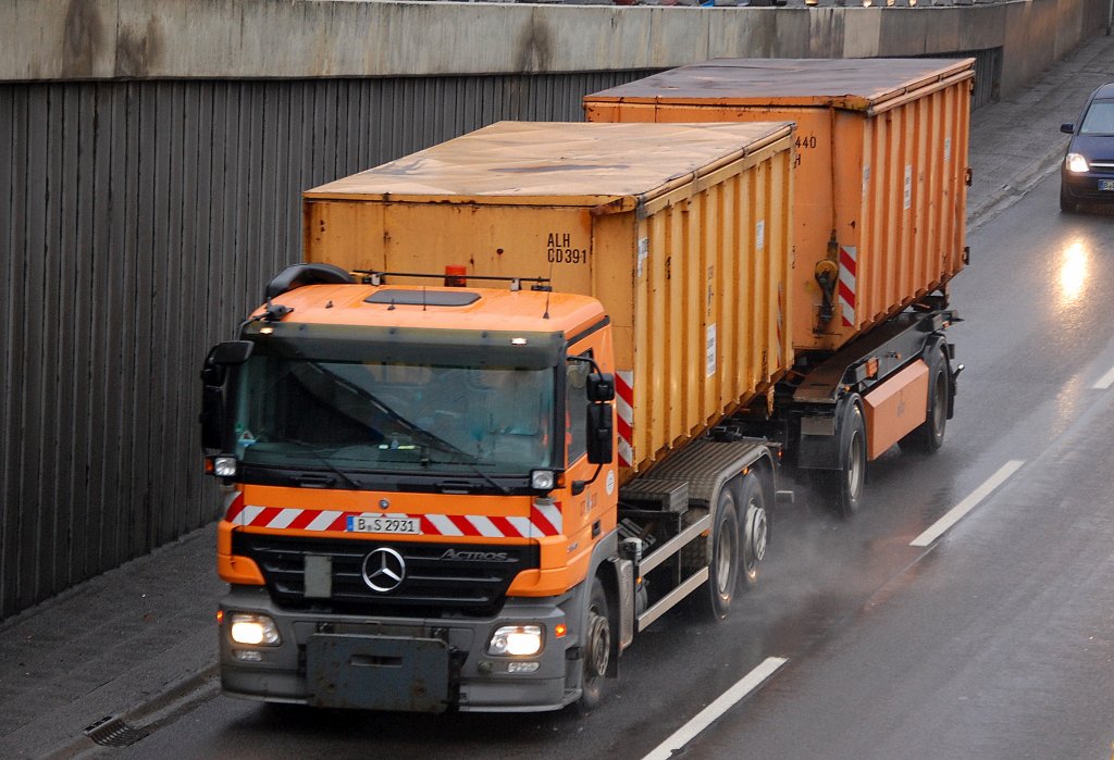 MB ACTROS Abrollkipper + H�nger der Berliner Stadtreinigung (BSR), 25.01.11 Berliner Stadtautobahn H�he Knobelsdorffbr�cke.