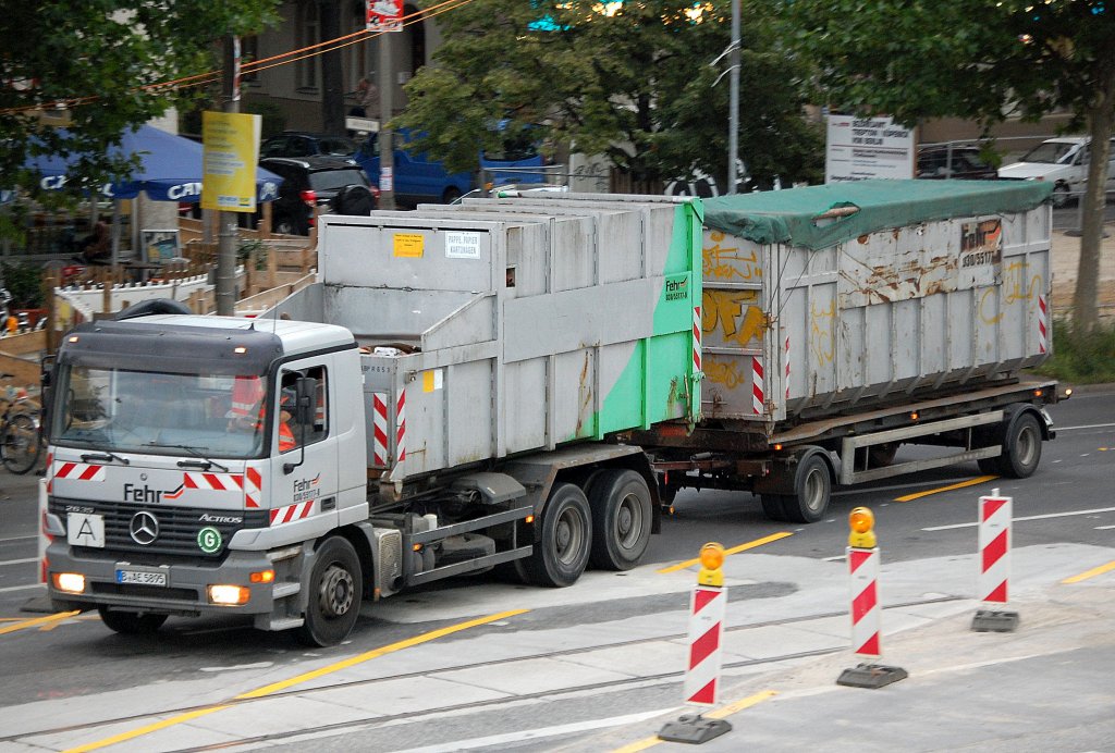 MB ACTROS Abrollkipper + H�nger der Entsorgungsfirma Fehr aus Berlin, 23.08.11 Berlin Adlershof.