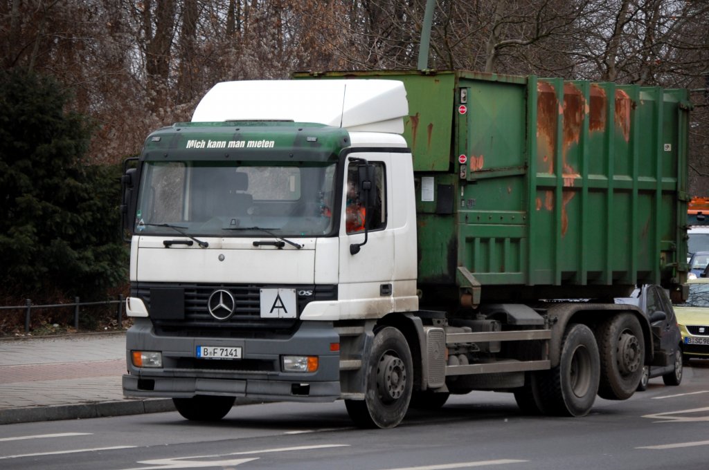 MB ACTROS Abrollkipper einer Entsorgungsfirma, 20.01.11 Berlin-Pankow.