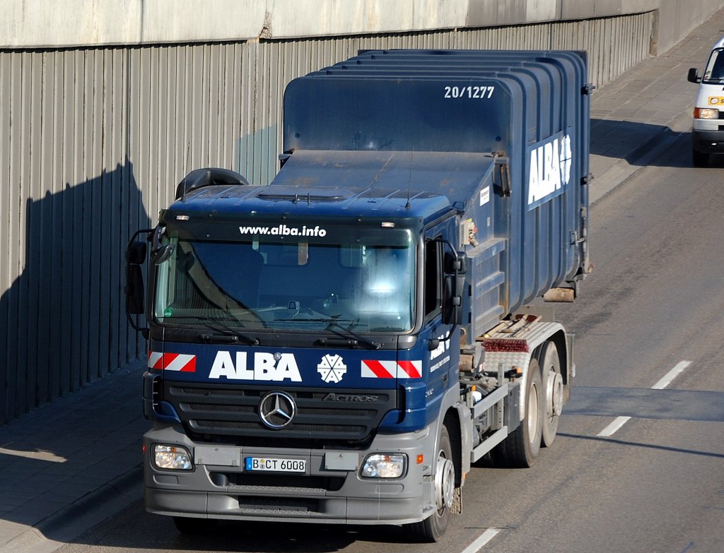 MB ACTROS Abrollkipper der Recyclingfirma ALBA, 03.04.09 Berliner Stadtautobahn H�he Knobelsdorffbr�cke.