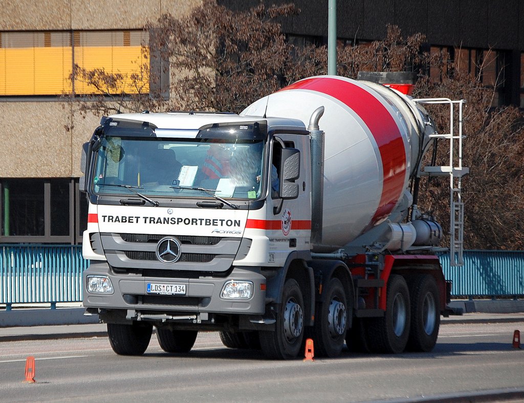 MB ACTROS Betonmischfahrzeug der Fa. TRABET TRANSPORTBETON, 22.03.10 Berlin-Putlitzbr�cke.