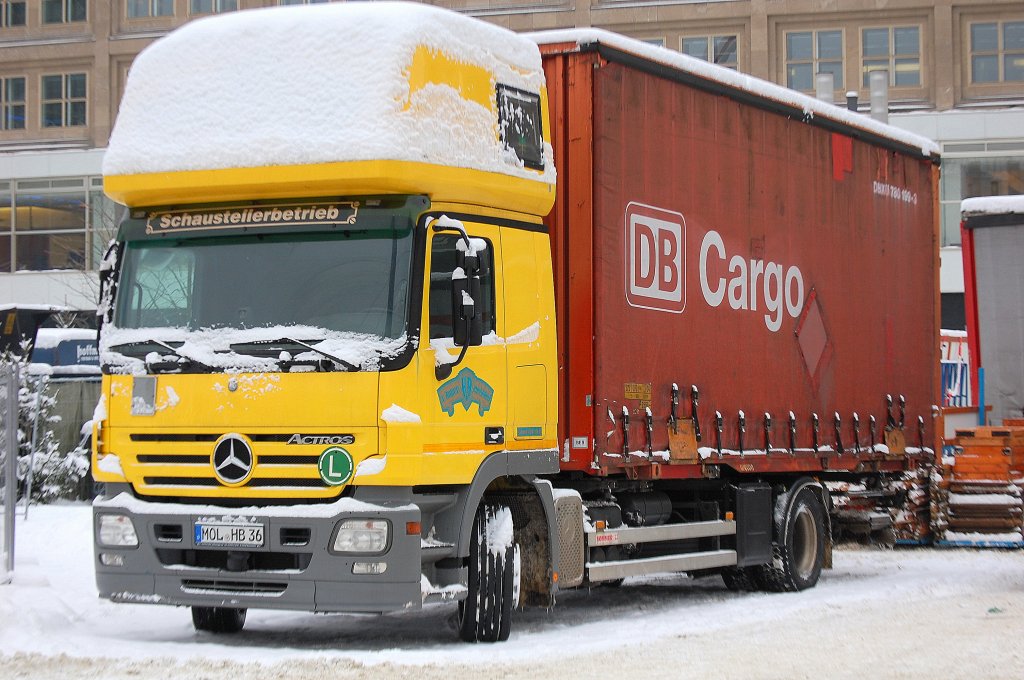 MB ACTROS mit DB Cargo Wechseladebeh�lter eines Schaustellerbetriebes bei den Abr�umarbeiten des Weihnachtsmarktes am Berliner Alexanderplatz 28.12.10.