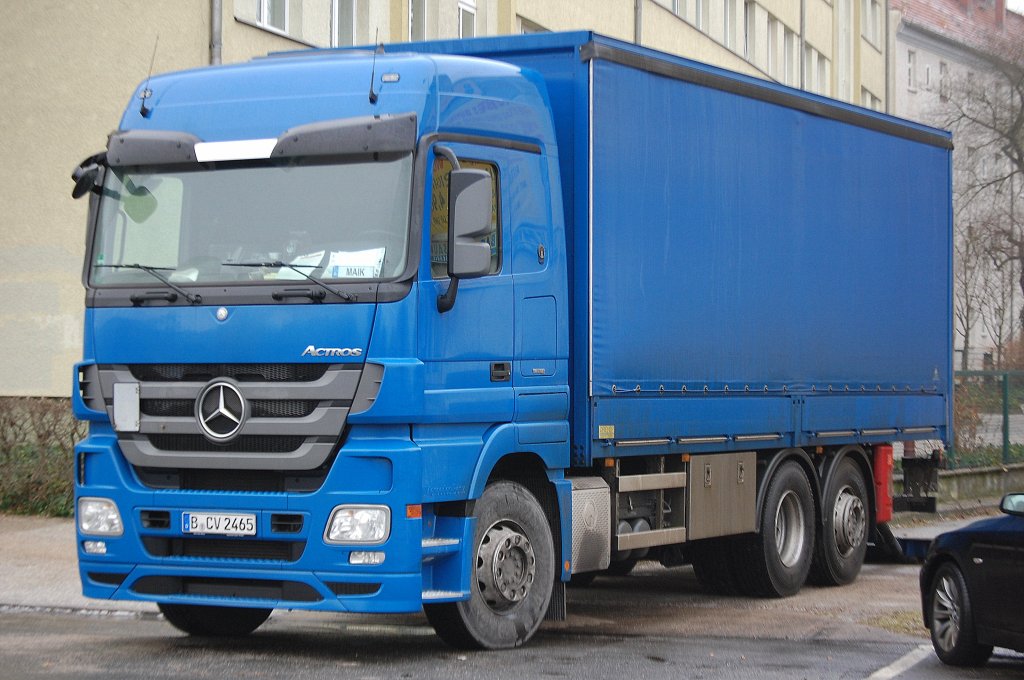 MB ACTROS mit Pritschenaufbau mit Planeabdeckung, 02.02.11 Berlin-pankow.
