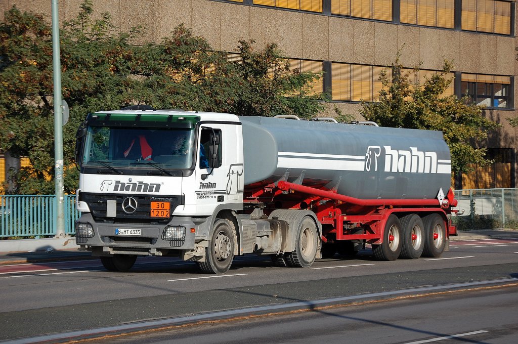 MB ACTROS mit Tankauflieger (Dieselkraftstoff) der Fa. hahn aus berlin, 21.10.11 Berlin-Putlitzbr�cke.