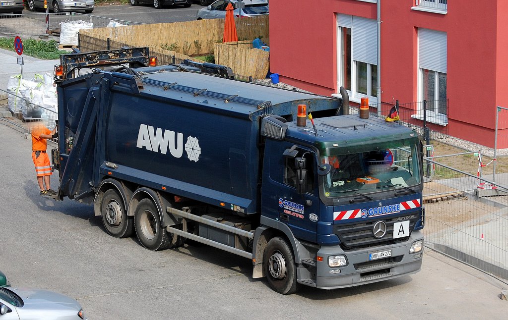 MB ACTROS M�llentsorgungsfahrzeug der Fa. AWU/GRUNSKE am 25.07.13 Berlin-Pankow.