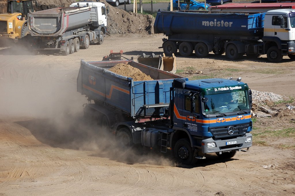 MB ACTROS Sattelkipper der Fa. D.Fr�hlich Sped. auf staubiger Piste mit Sandbef�llung, 25.05.12 Berlin-Pankow.