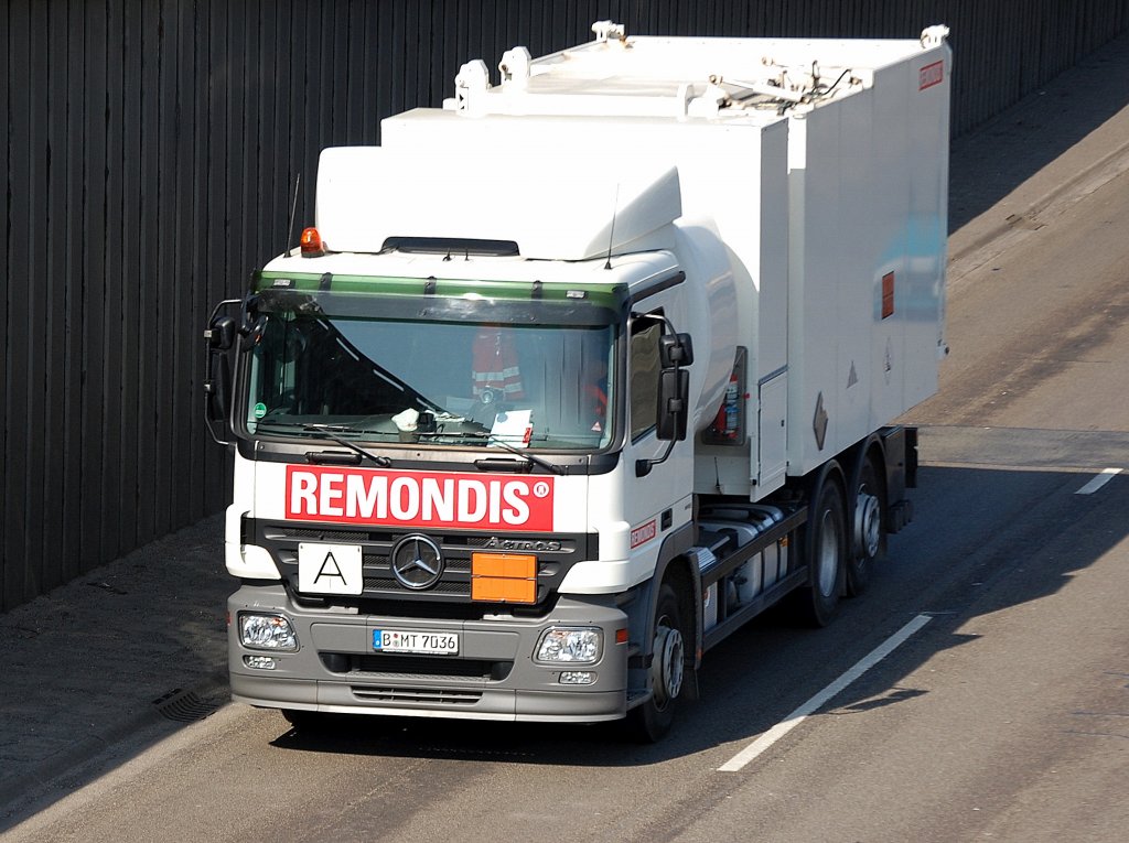 MB ACTROS Spezialentsorgungsfahrzeug der Fa. REMONDIS, 25.03.10 Berliner Stadtautobahn H�he Kaiserdamm.