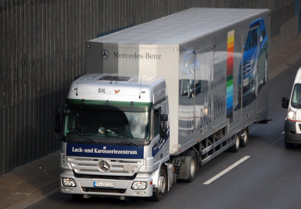 MB ACTROS Typ? vom firmeneigenen Lack-und Karosseriezentrum von Mercedes Benz mit gro�volumigen sehr hohen Auflieger, 04.11.11 Berliner Stadtautobahn H�he Kaiserdamm.