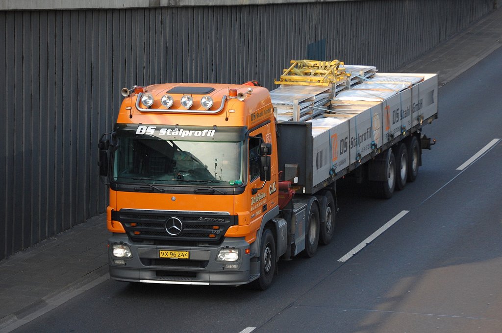 MB ACTROS V8 2581 Zugmaschine mit flachem Langauflieger der Fa. DS Stahl GmbH, 25.10.11 Berliner Stadtautobahn H�he Knobelsdorffbr�cke.  