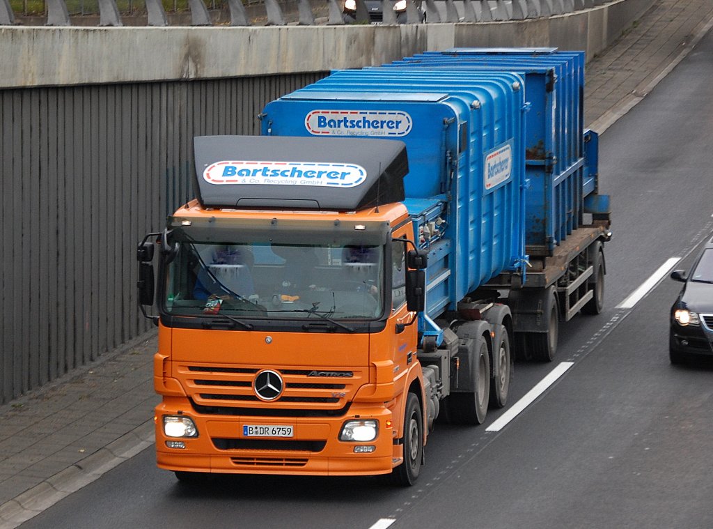 MB ACTROS V8 Abrollkipper + H�nger der Recyclingfirma Bartscherer aus Berlin, 22.10.10 Berliner Stadtautobahn H�he Knobelsdorffstr.