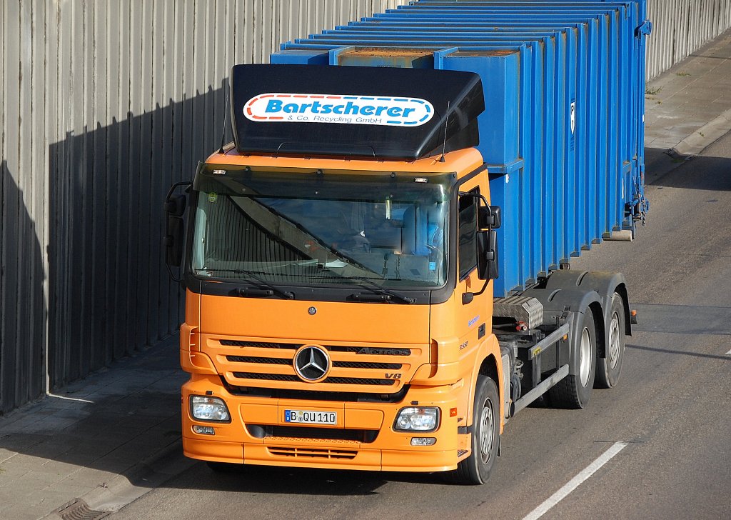 MB ACTROS V8 Abrollkipper der Fa. Bartscherer aus Berlin am 11.09.09 Berliner Stadtautobahn H�he Knobelsdorffbr�cke.