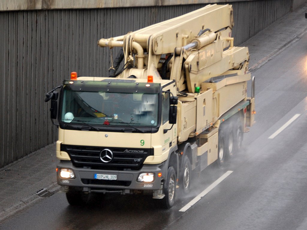 MB ACTROS V8 F�nfachs Betonliftfahrzeug, gewaltiges Teil, 24.01.11 Berliner Stadtautobahn H�he Knobelsdorffbr�cke.