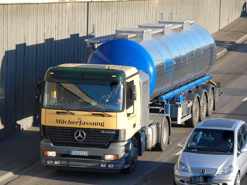 MB ACTROS Zugmaschine mit Siloauflieger f�r Lebensmitteltranspote, in diesem Fall f�r Milch, 31.08.10 Berliner Stadtautobahn H�he Knobelsdorffstr. 