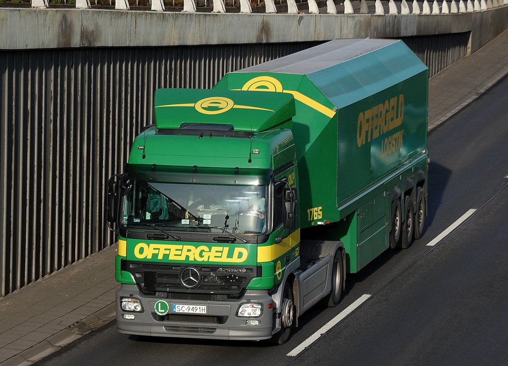 MB ACTROS Zugmaschine mit Spezialauflieger f�r Glastransporte der Fa. OFFERGELD LOGISTIK, 18.01.12 Berliner Stadtautobahn H�he Knobelsdorffstr.