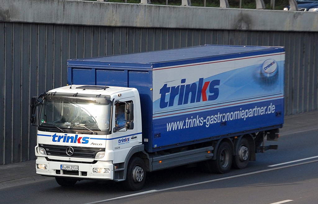 MB ATEGO 1529 mit Kastenaufbau einer Berliner Gastronomiesped. mit Namen trinks, 25.10.11 Berliner Stadtautobahn H�he Knobelsdorffstr.  