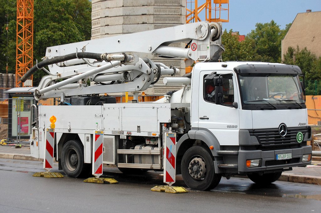 MB ATEGO 1828 mit Betonpumpe Typ?, 23.08.11 Berlin-Pankow.