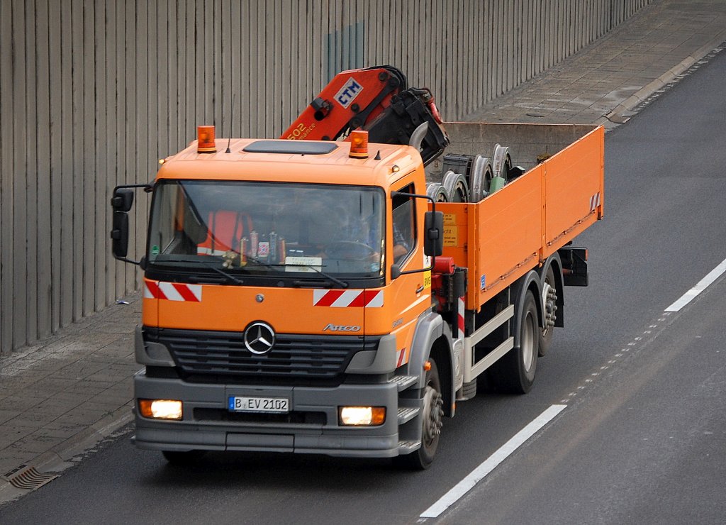 MB ATEGO 2520 der BVG mit Pritschenaufbau + Hydraulikgreifarm beladen mit Rads�tzen von der U-Bahn?, 08.09.10 Berliner Stadtautobahn H�he Knobelsdorffstr.