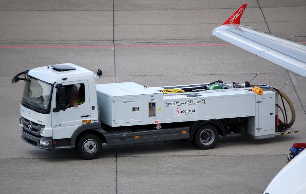 MB ATEGO 816 Aircraft Lavatory Service (Toilettensevice) der Fa. acciona, 09.06.12 Flughafen Berlin Tegel.