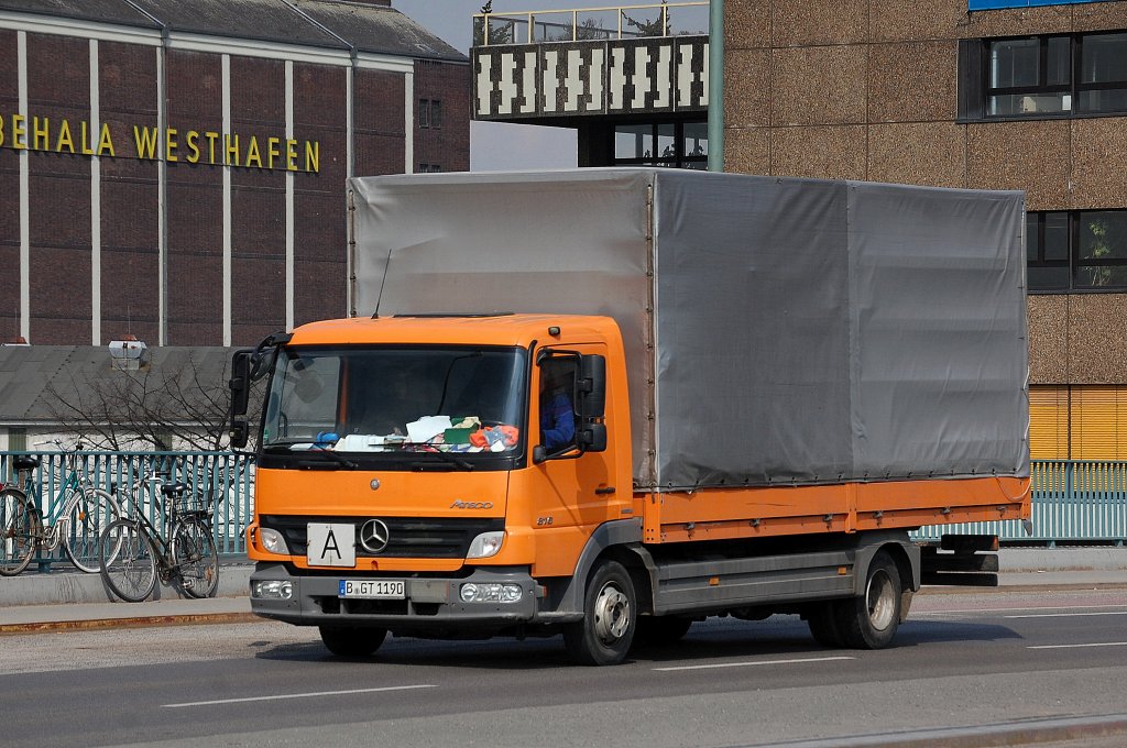 MB ATEGO 816 mit Pritschenaufbau mit Plane�berzug f�r M�lltransporte, 08.04.13 Berlin-Putlitzbr�cke.