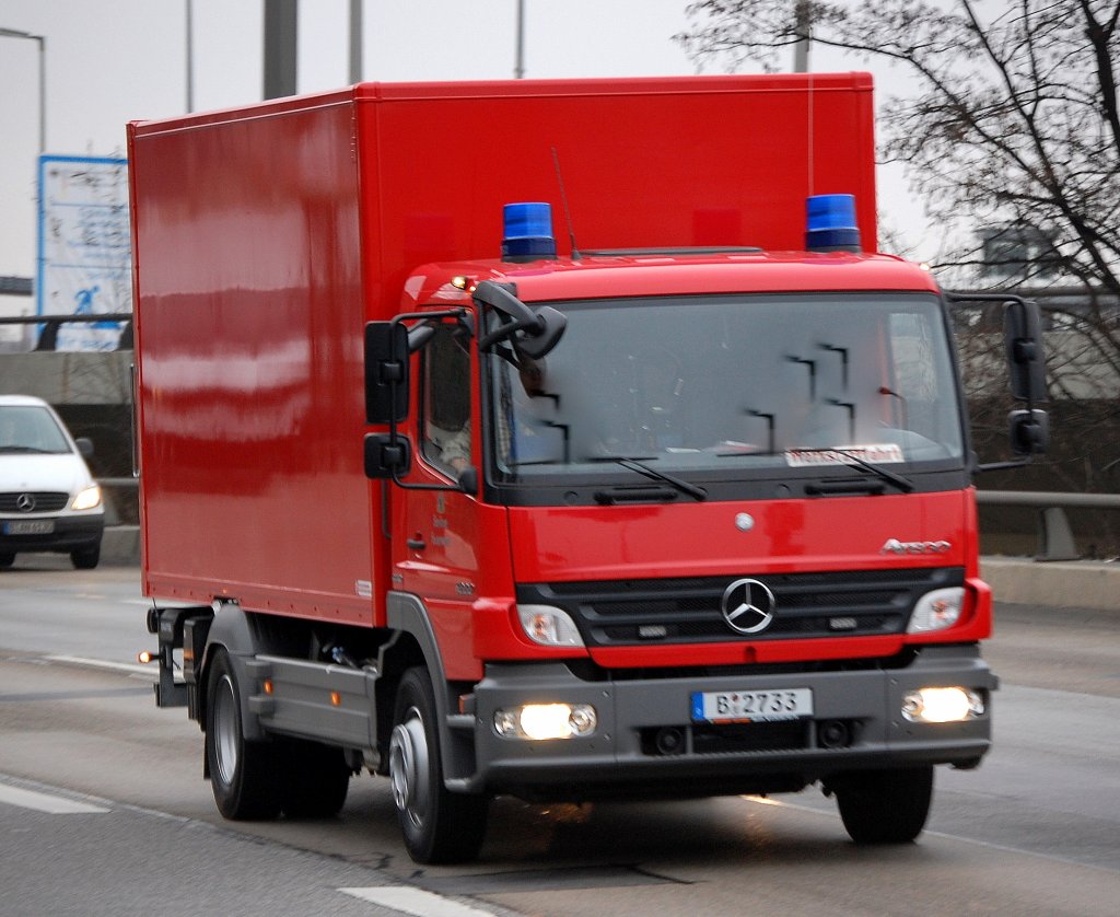 MB ATEGO mit Kastenaufbau, einer aus einer Vielzahl von LKW (LKW2 Ladeboard) der Berliner Feuerwehr, 18.12.08 Berliner Stadtautoabhn H�he Spandauer Damm Br�cke.