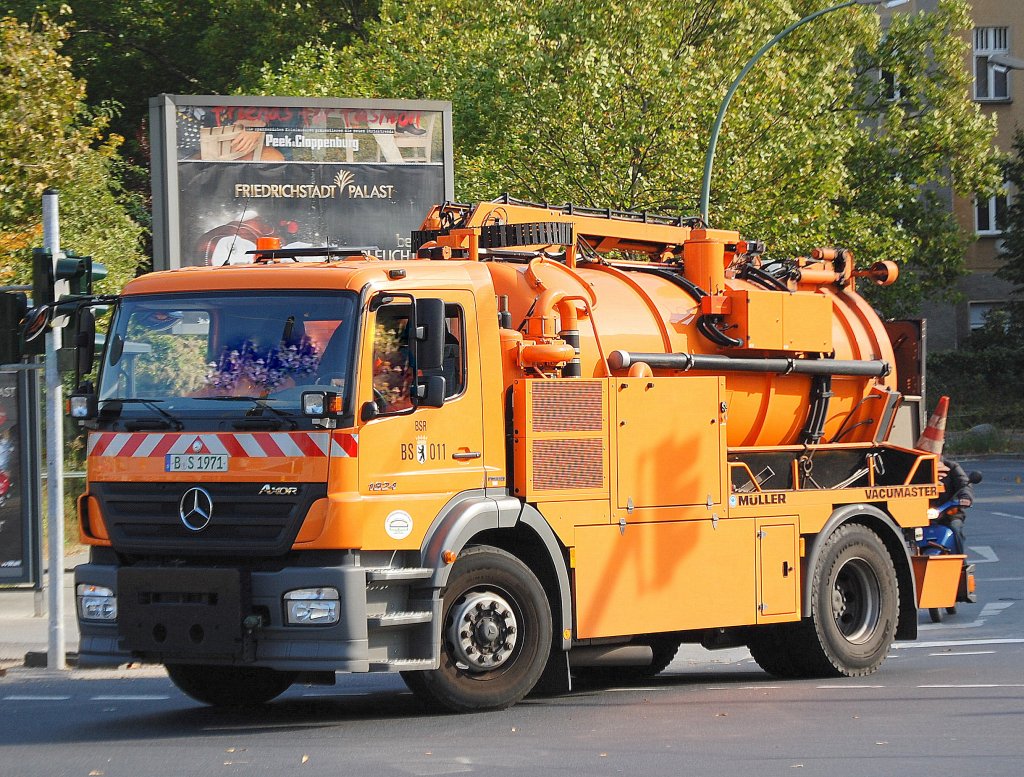 MB AXOR 1824 Abwasserreinigungsfahrzeug (BSR BS 011) der Berliner Stadtreinigung, 04.10.11 Berlin-Pankow.