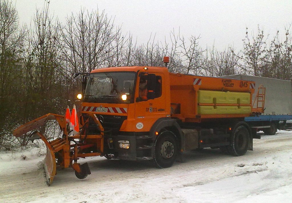 MB AXOR 1824 (BSR SP 073) Schneer�um- und Streufahrzeug der Berliner Stadtreinigung, 13.12.12 Berlin-Pankow.