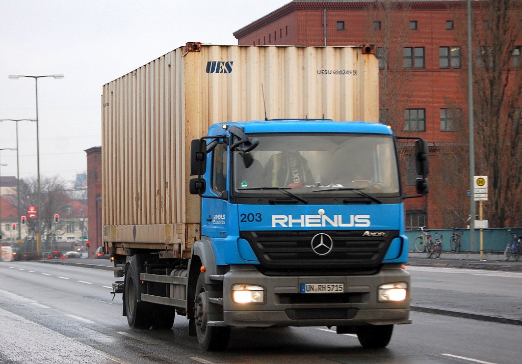 MB AXOR 1828 Wechsellader der Fa.RHENUS, 18.12.12 Berlin Putlitzbr�cke.