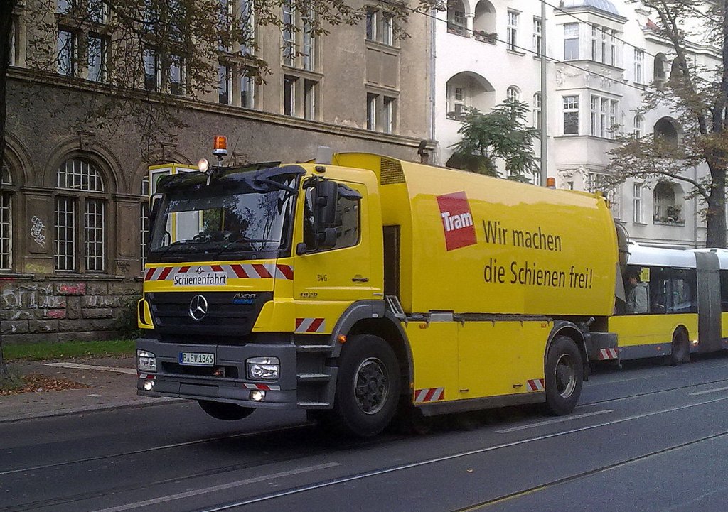 MB AXOR 1829 Zweiwegefahrzeug der Berliner Verkehrsbetriebe (BVG) zum Schienenabsaugen der TRAM Schienen, 21.09.12 Berlin-Niedersch�nhausen.