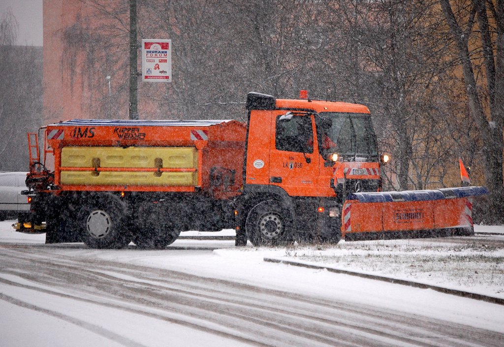 MB AXOR 1832 der Berliner Stadtreinigung BSR mit R�umschild und Streusiloaufsatz, 30.12.09 Berlin-Pankow.