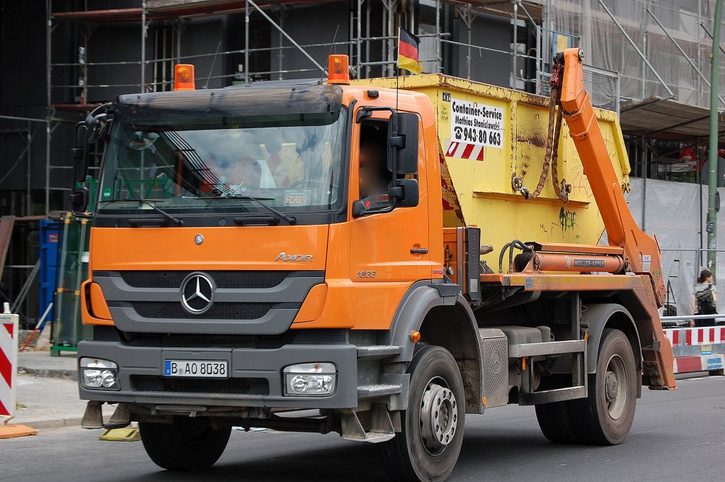 MB AXOR 1833 Abstezkipper einer Container Service Firma, 02.07.12 Berlin-Pankow.