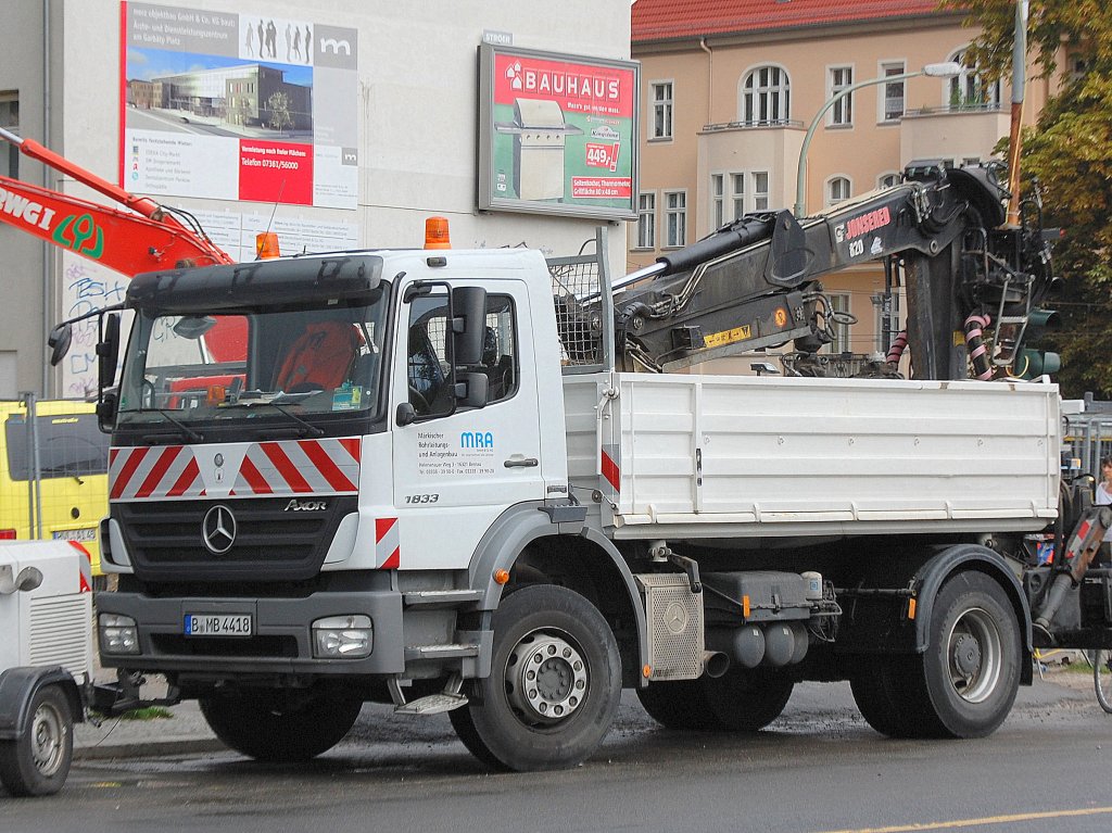 MB AXOR 1833 Baukipper mit Hydraulikgreifarmaufsatz der Fa. MRA am 23.08.11 Berlin-Pankow.