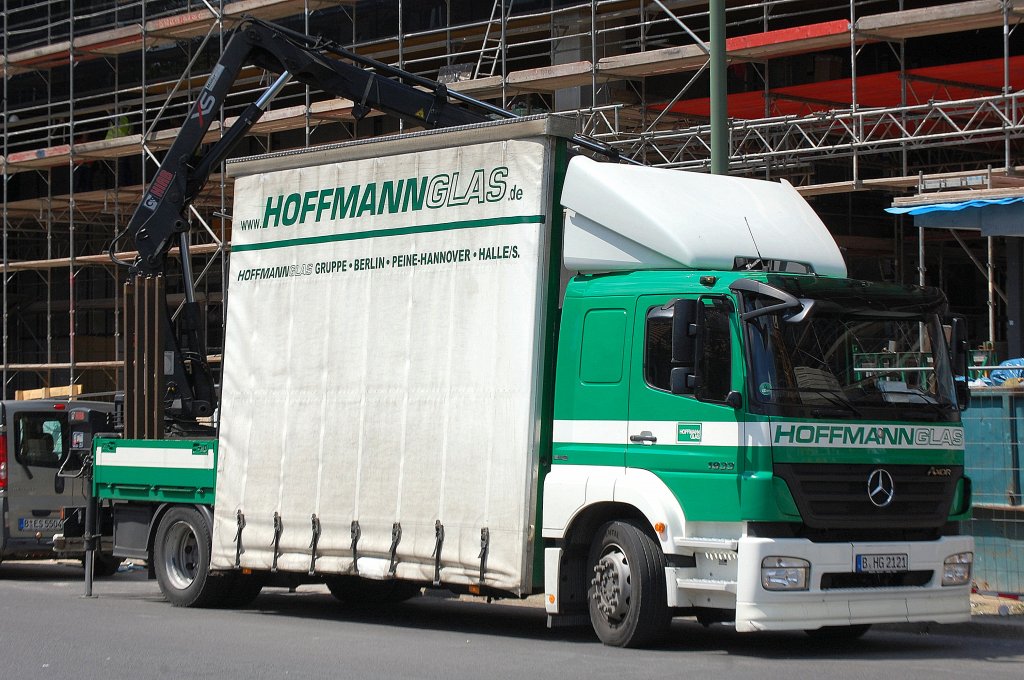 MB AXOR 1833 Glastransporter der Fa. HOFFMANN GLAS, 22.06.12 Berlin-Pankow.