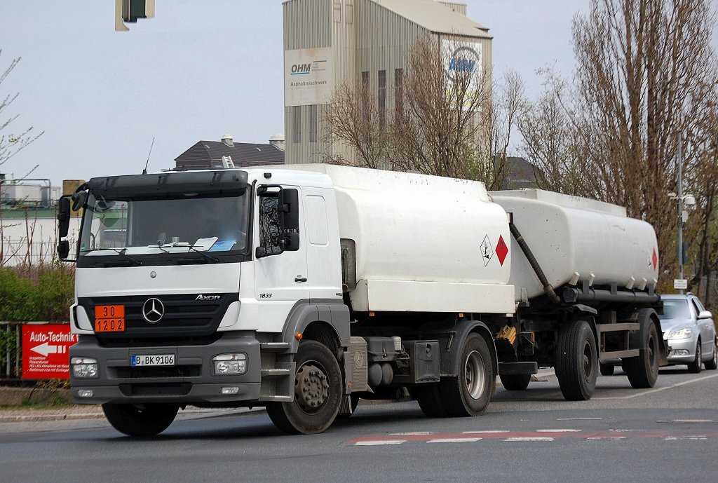 MB AXOR 1833 Tanklaster mit Tankh�nger lt. Gefahrstofftafel 30/1202 f�r Dieselkraftstofftransporte verl��t 18.04.12 den Berliner Westhafen.