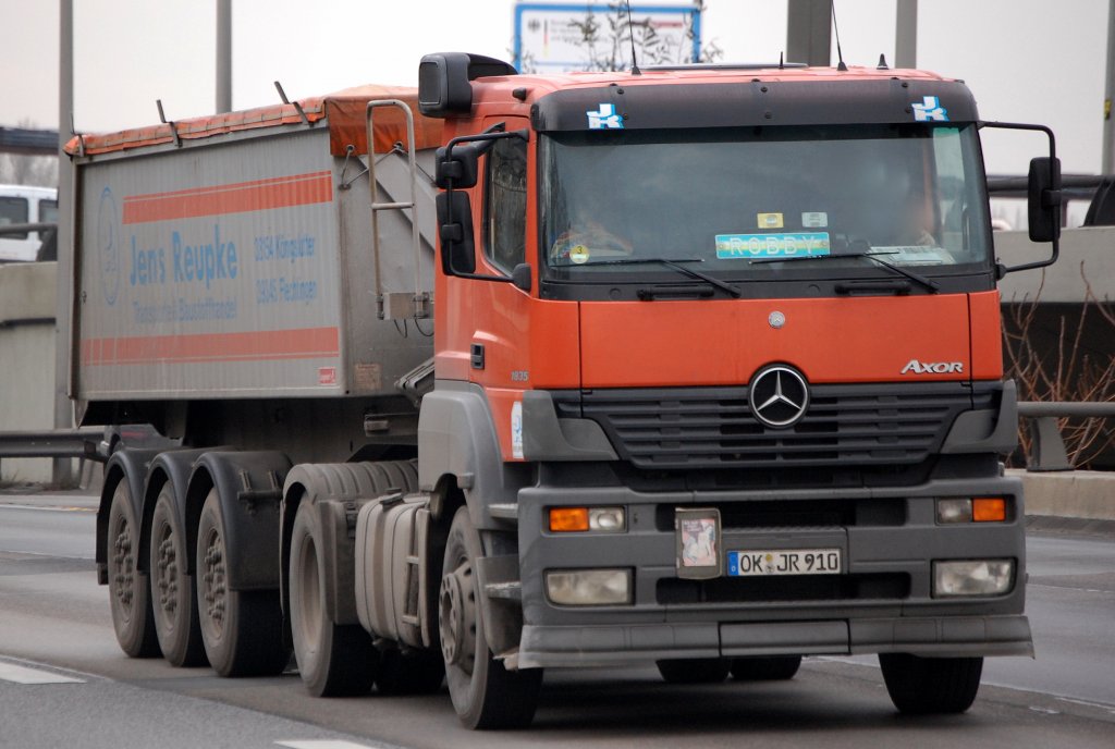 MB AXOR 1835 Sattelkipper, 05.12.08 Berliner Stadtautobahn H�he Spandauer Damm.