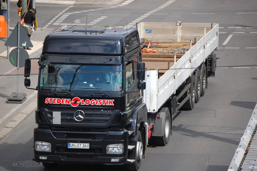MB AXOR 1840 mit extralangem Flachauflieger mit Pritschenumrandung f�r Bewehrungsstahltransporte der Fa. STEDEN LOGISTIK, 23.04.12 Berlin Greifswalder Str.